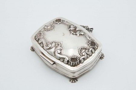 Guarda jóias em prata relevada em tampa basculante